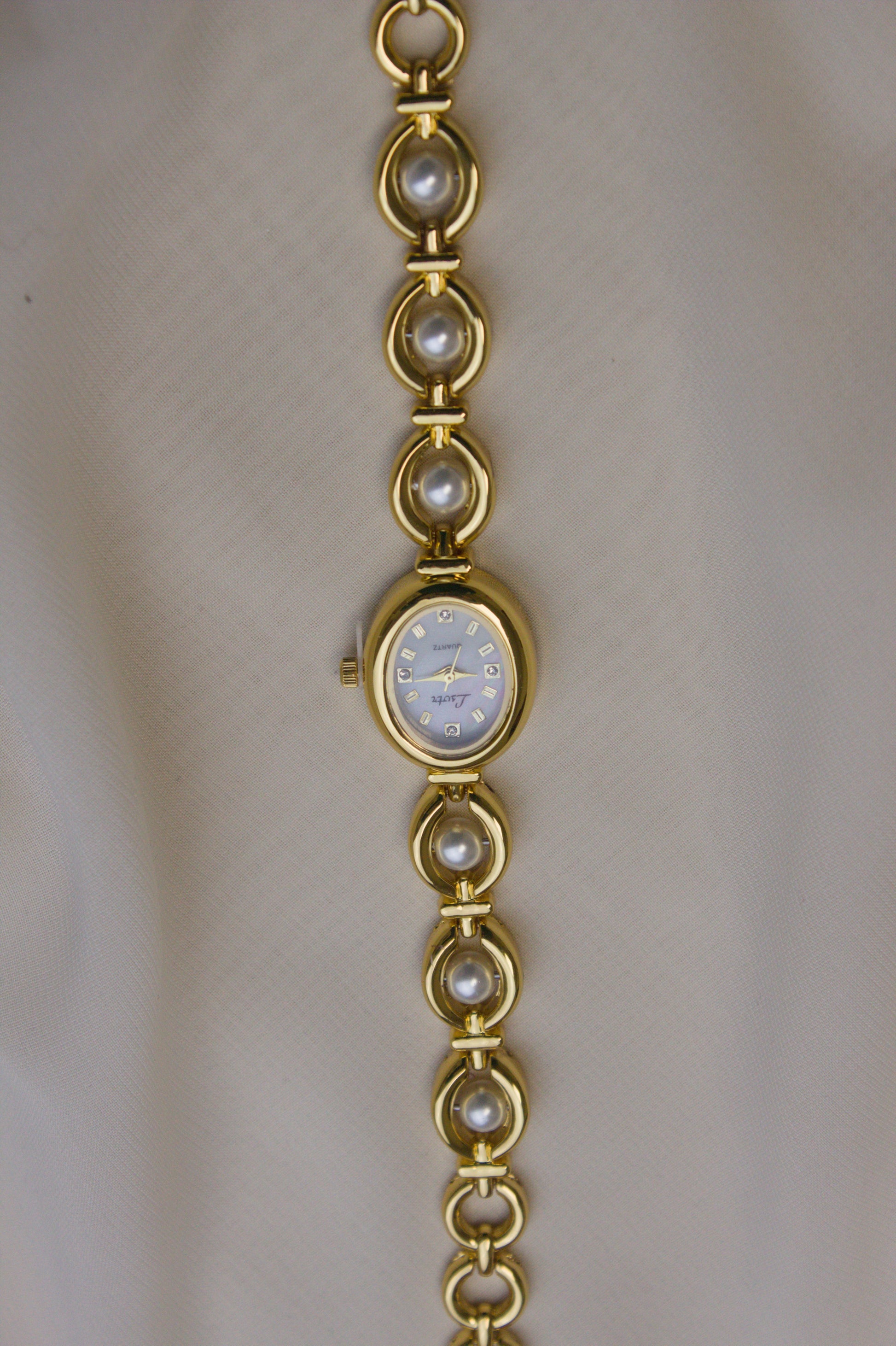 GEDI Gold Oval Pearl-Loop Watch (photo 3)