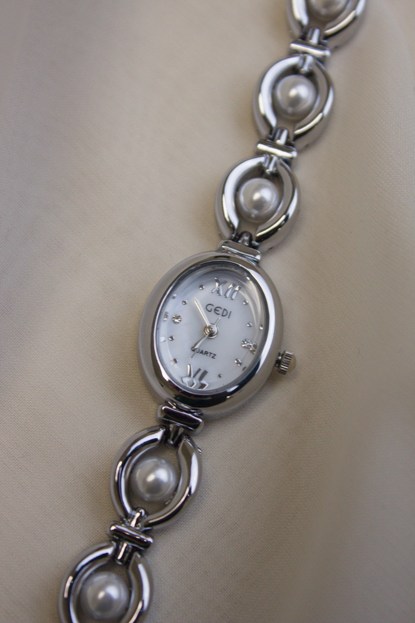 GEDI Silver Oval Pearl-Loop Watch (photo 2)