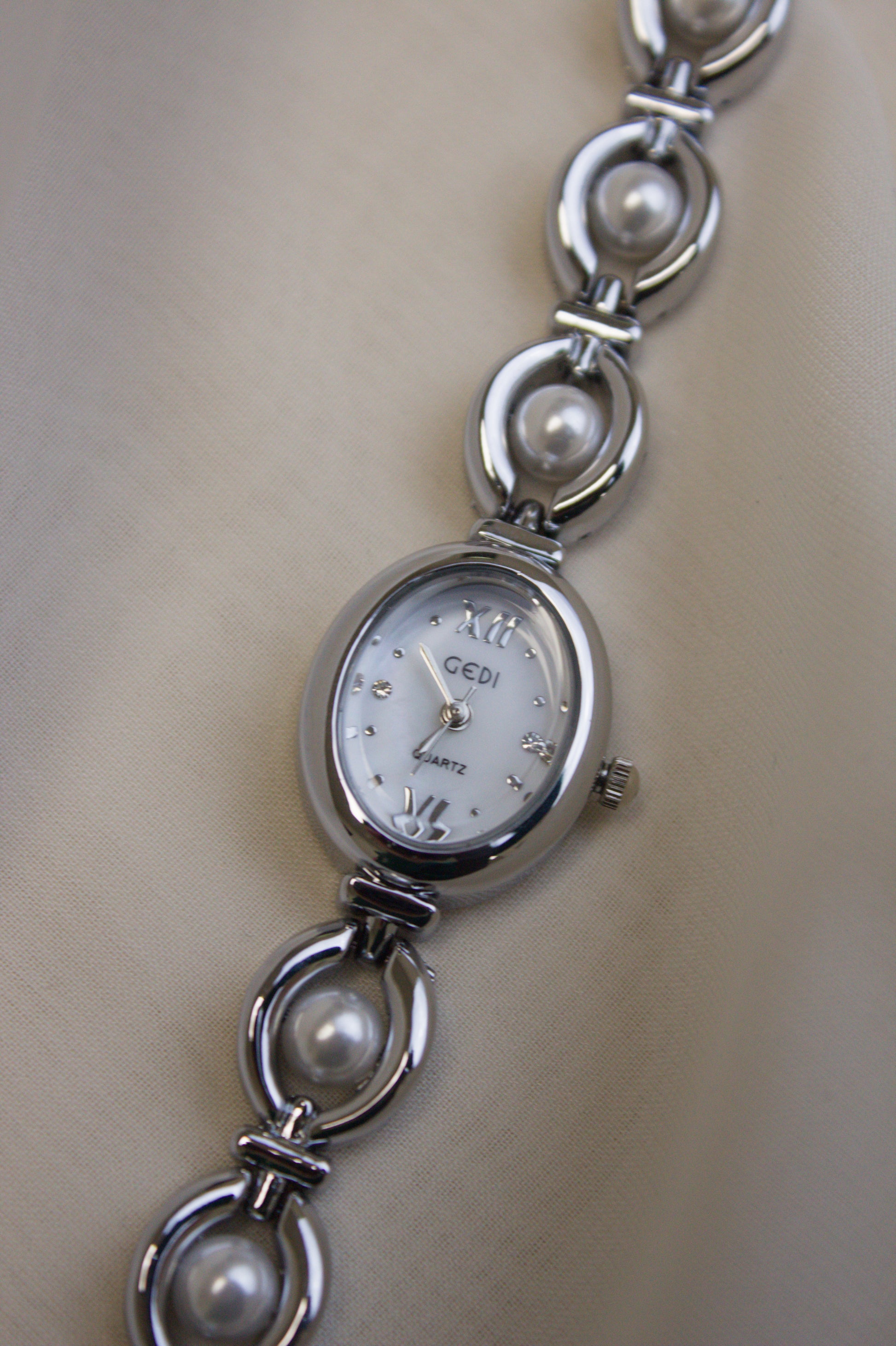 GEDI Silver Oval Pearl-Loop Watch (photo 2)
