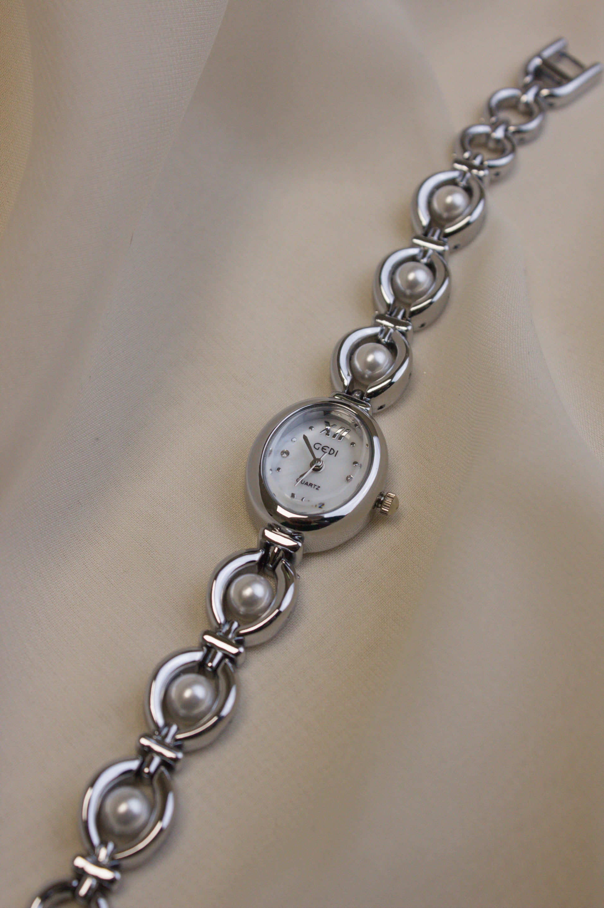 GEDI Silver Oval Pearl-Loop Watch (photo 3)