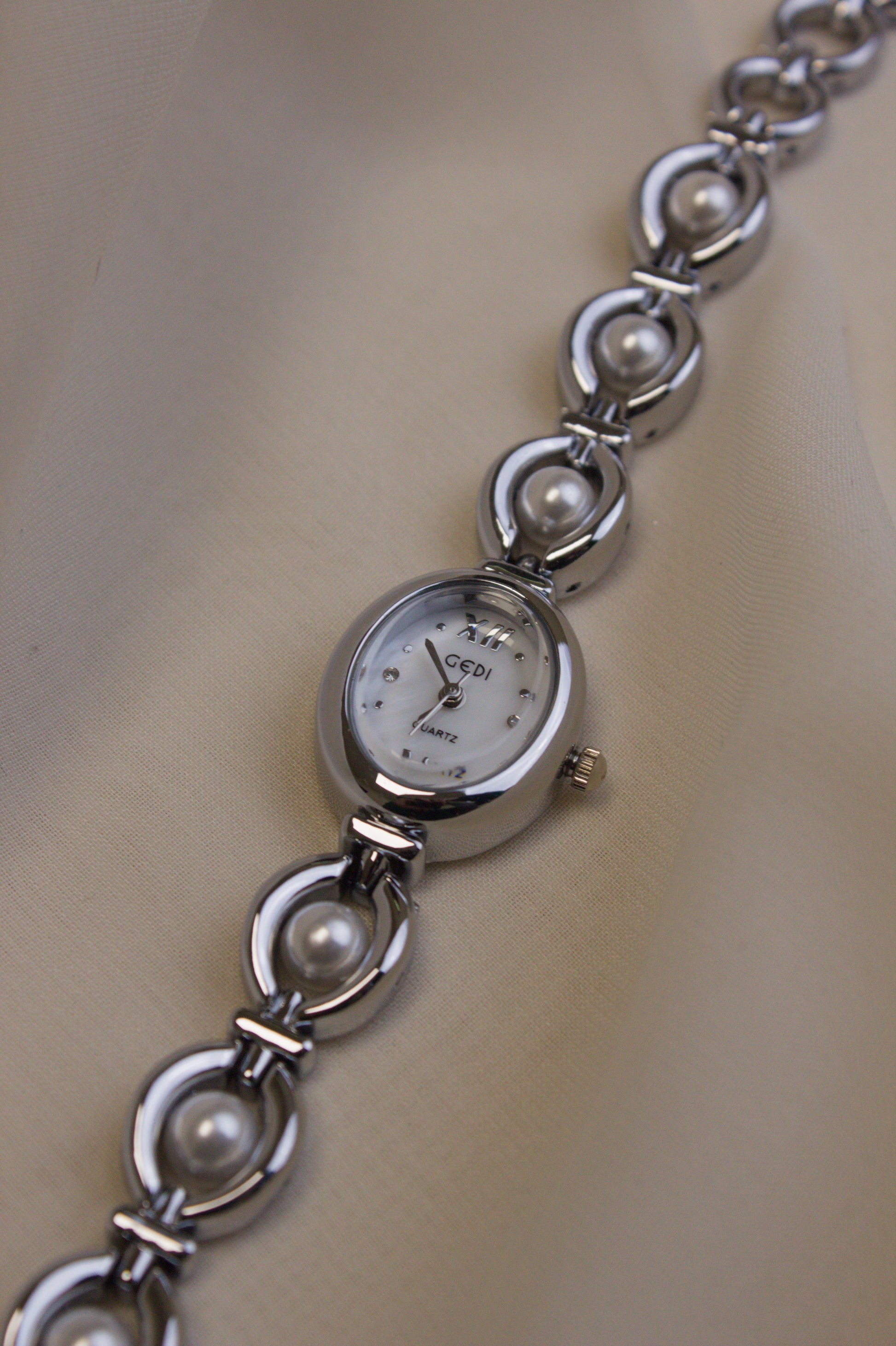 GEDI Silver Oval Pearl-Loop Watch (photo 4)