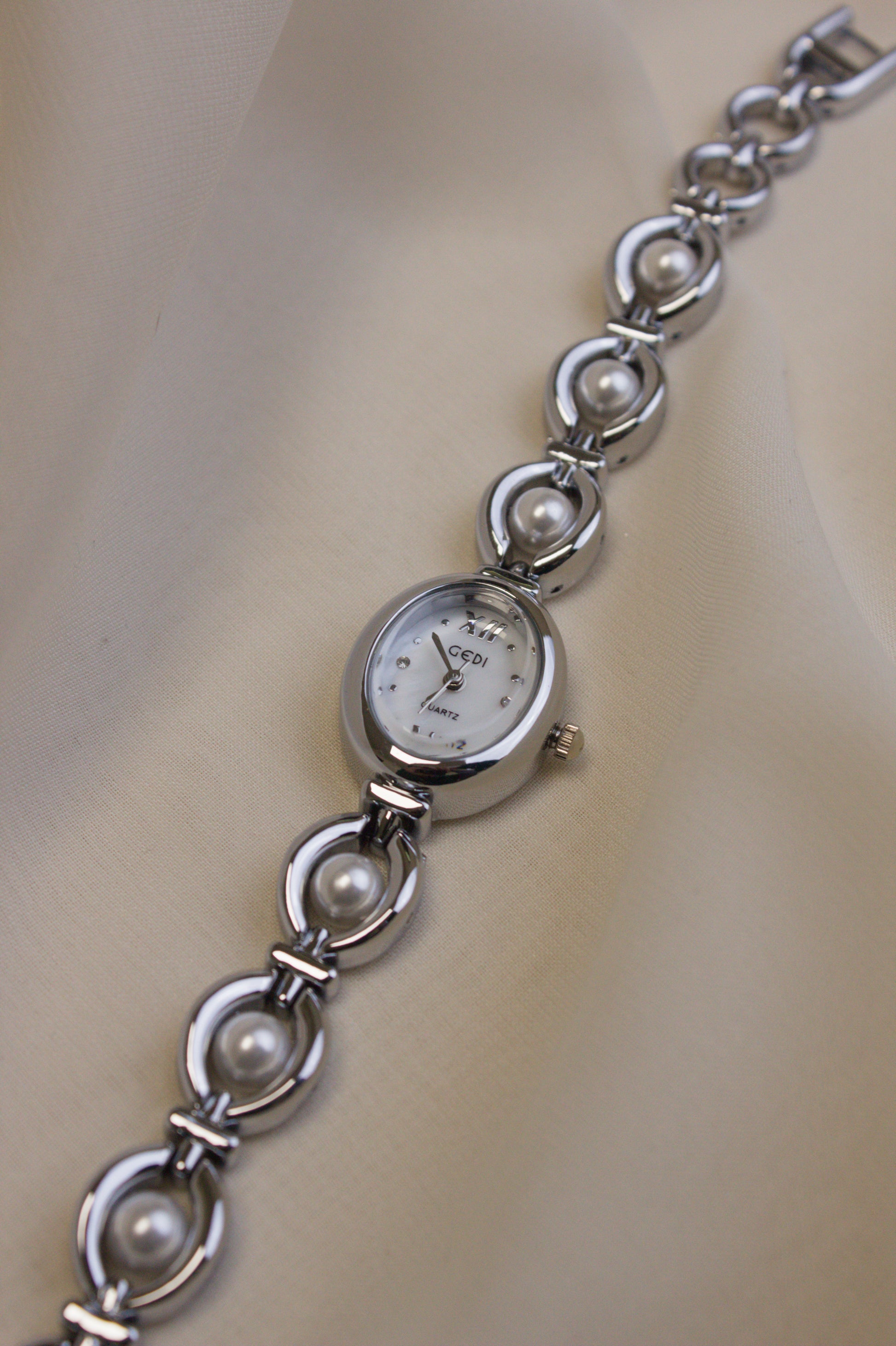 GEDI Silver Oval Pearl-Loop Watch (photo 5)