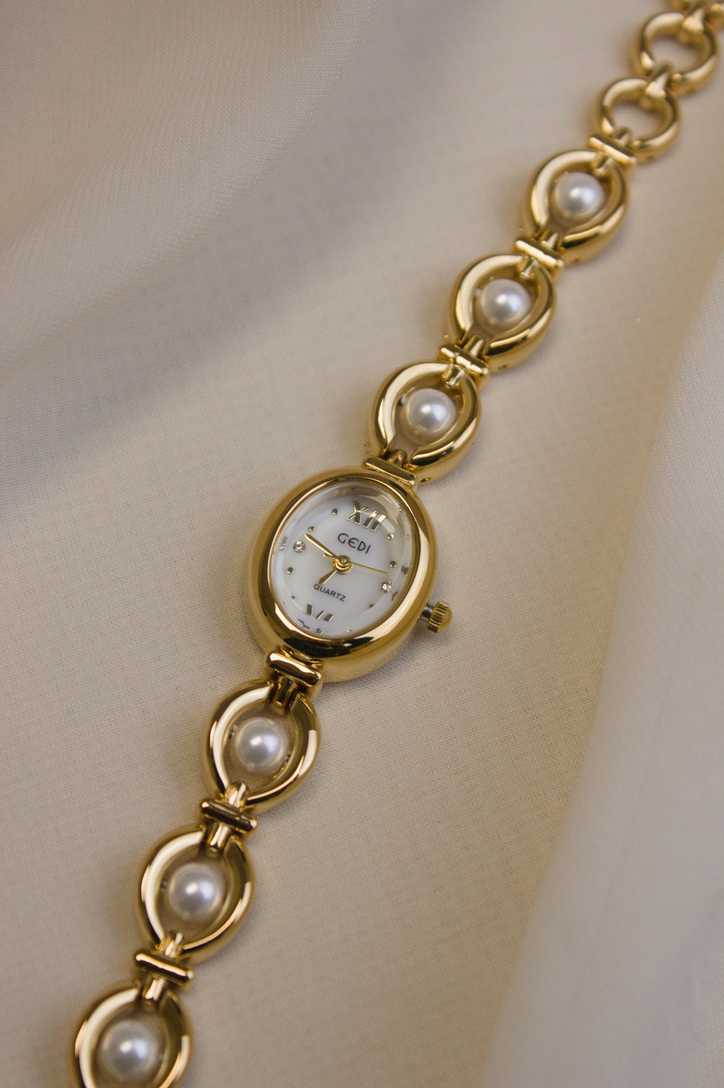 GEDI Gold Oval Pearl-Loop Watch (Style 2) (photo 1)