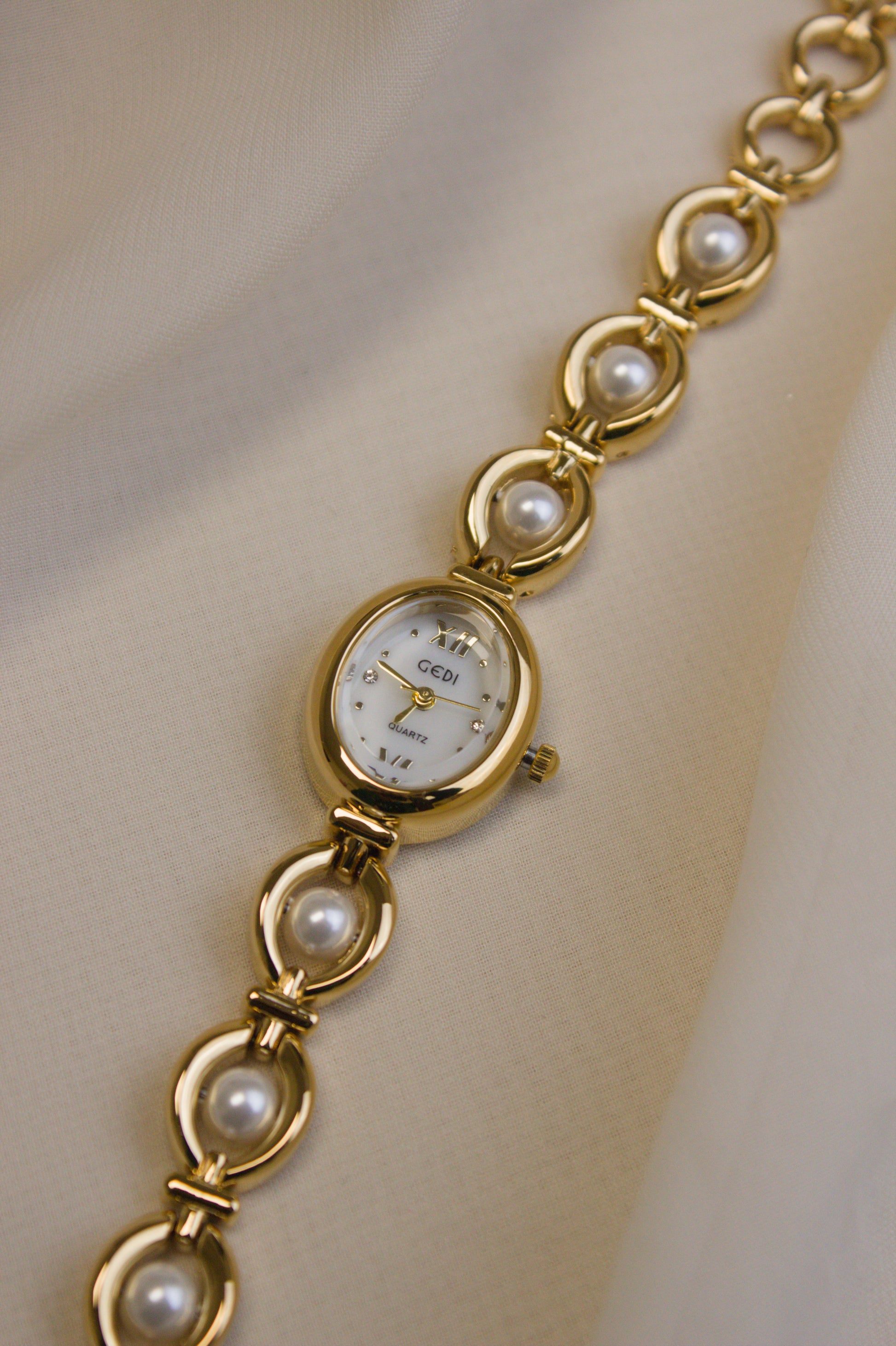 GEDI Gold Oval Pearl-Loop Watch (Style 2) (photo 1)