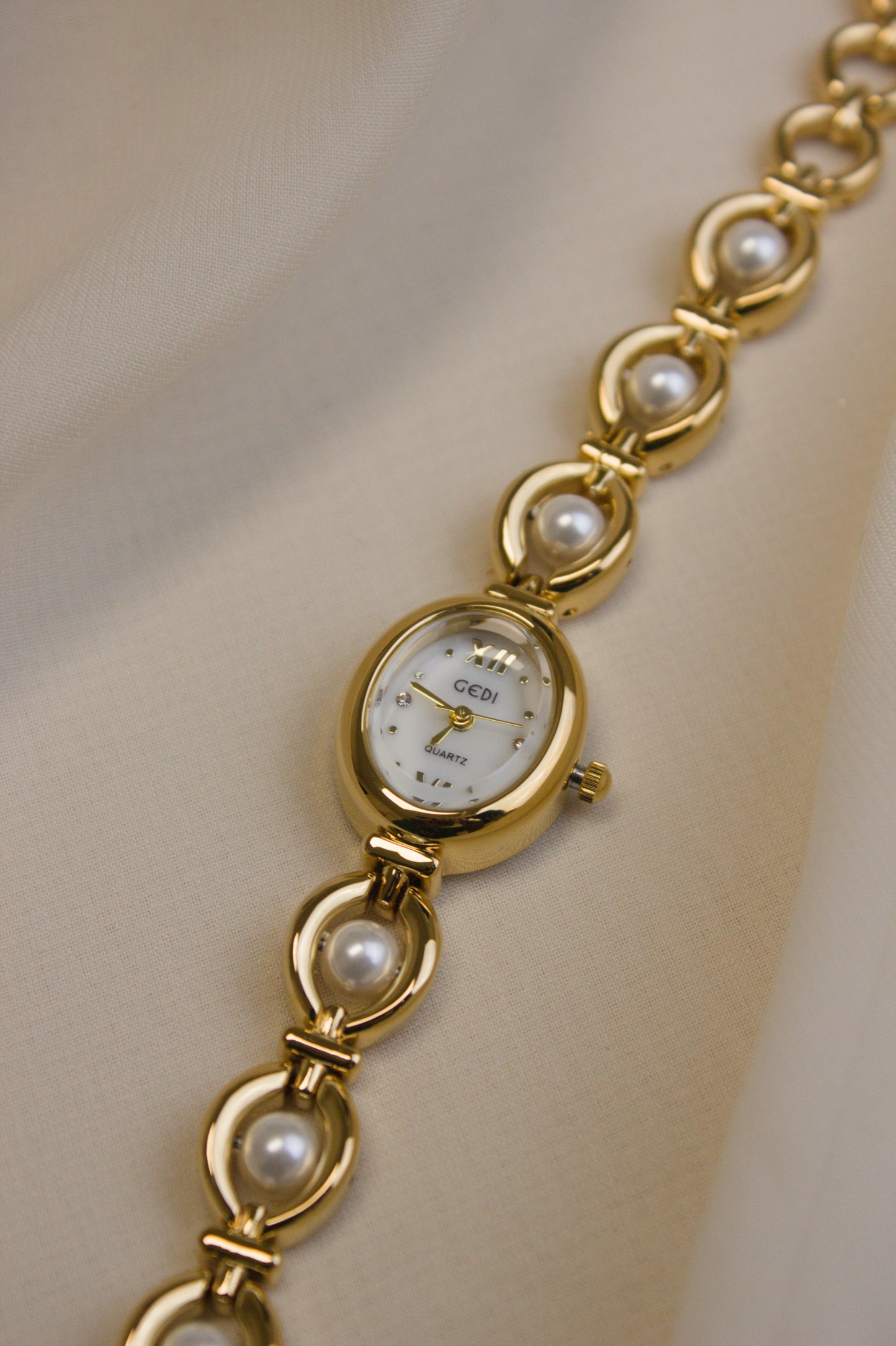 GEDI Gold Oval Pearl-Loop Watch (Style 2) (photo 2)