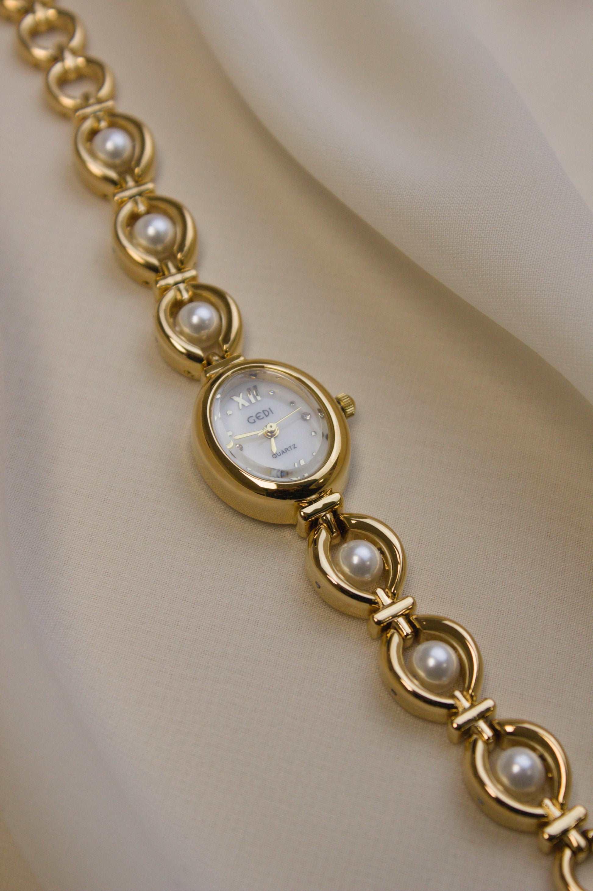 GEDI Gold Oval Pearl-Loop Watch (Style 2) (photo 3)