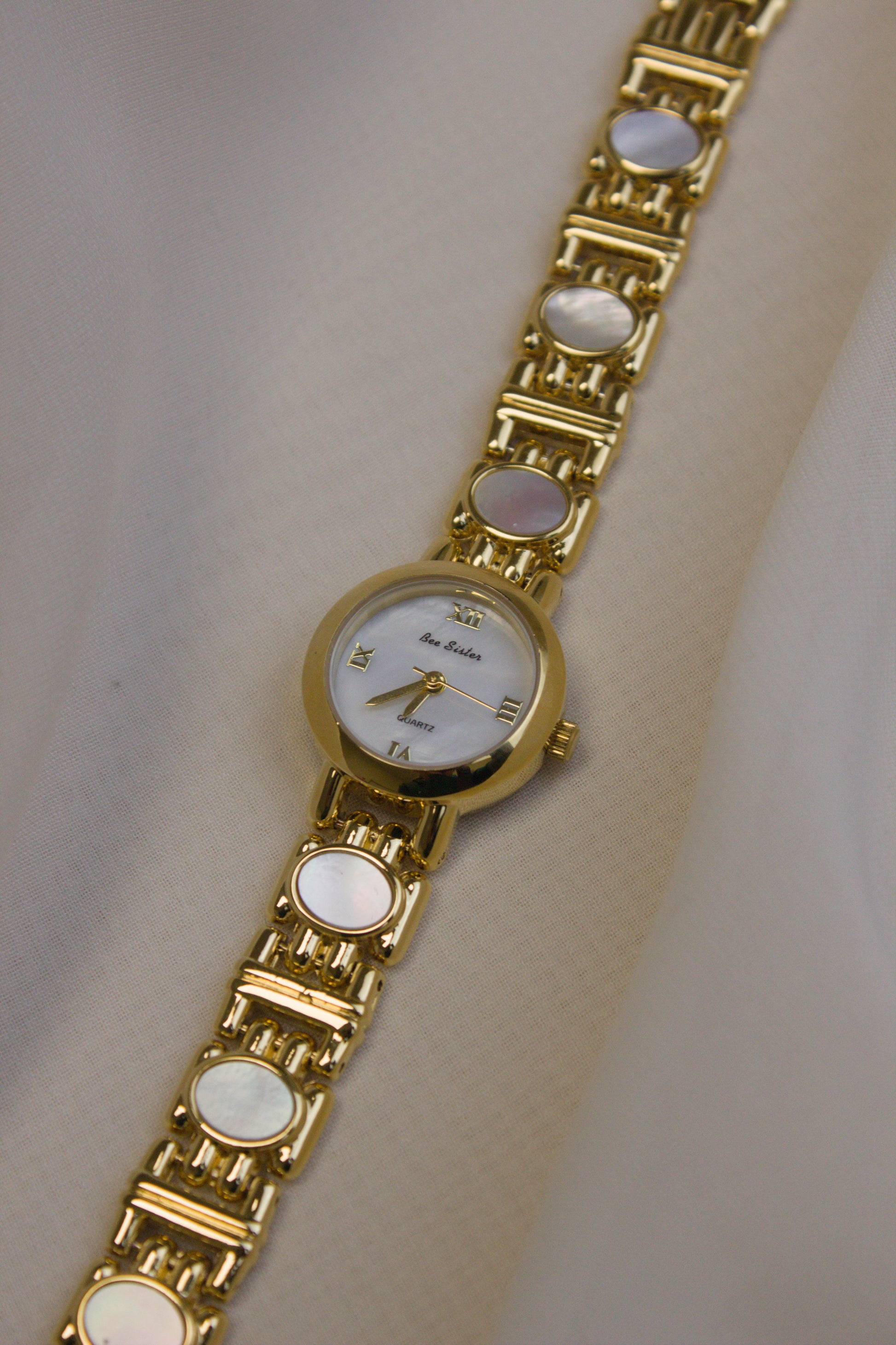 Gold Round Mother-of-Pearl Bar Watch (photo 1)