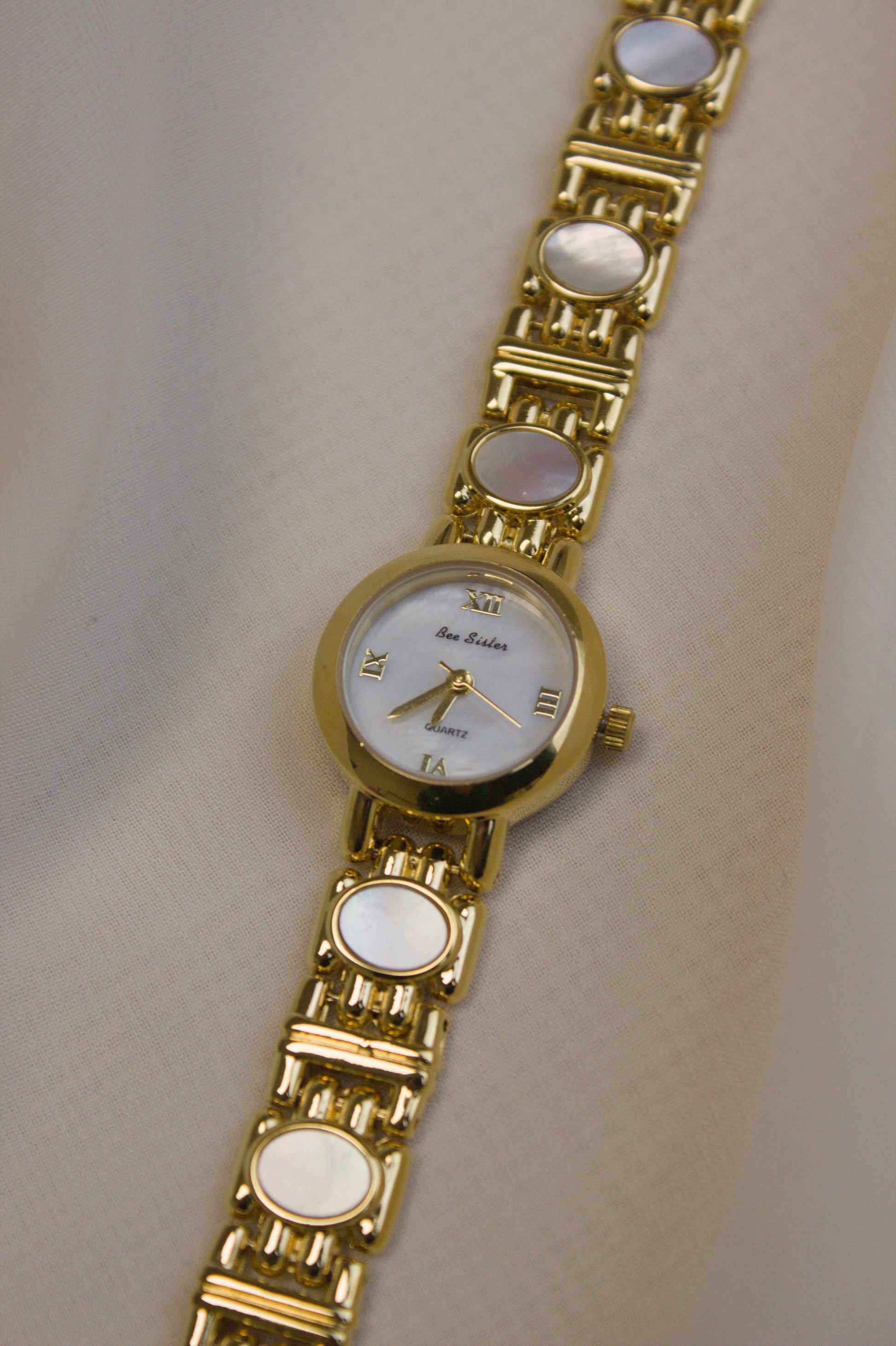 Gold Round Mother-of-Pearl Bar Watch (photo 2)