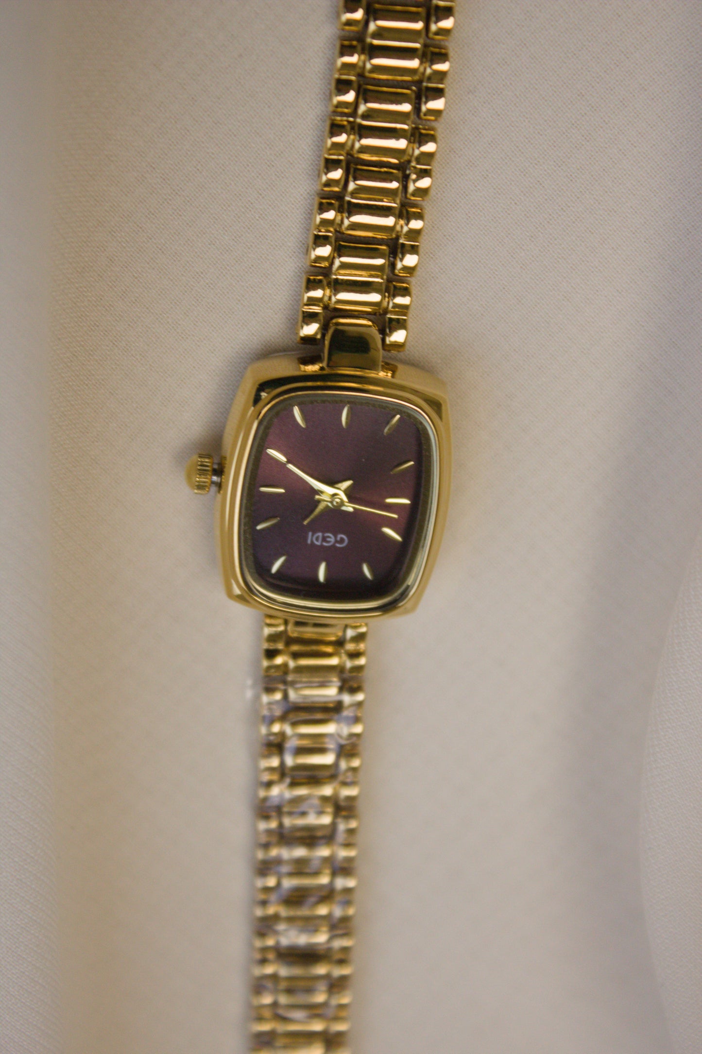Gold Round Mother-of-Pearl Bar Watch (photo 4)