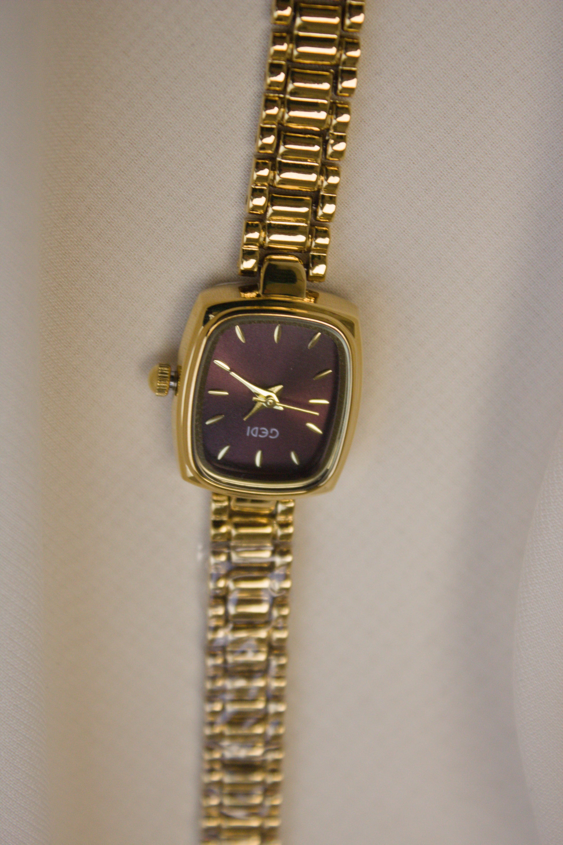 Gold Round Mother-of-Pearl Bar Watch (photo 4)