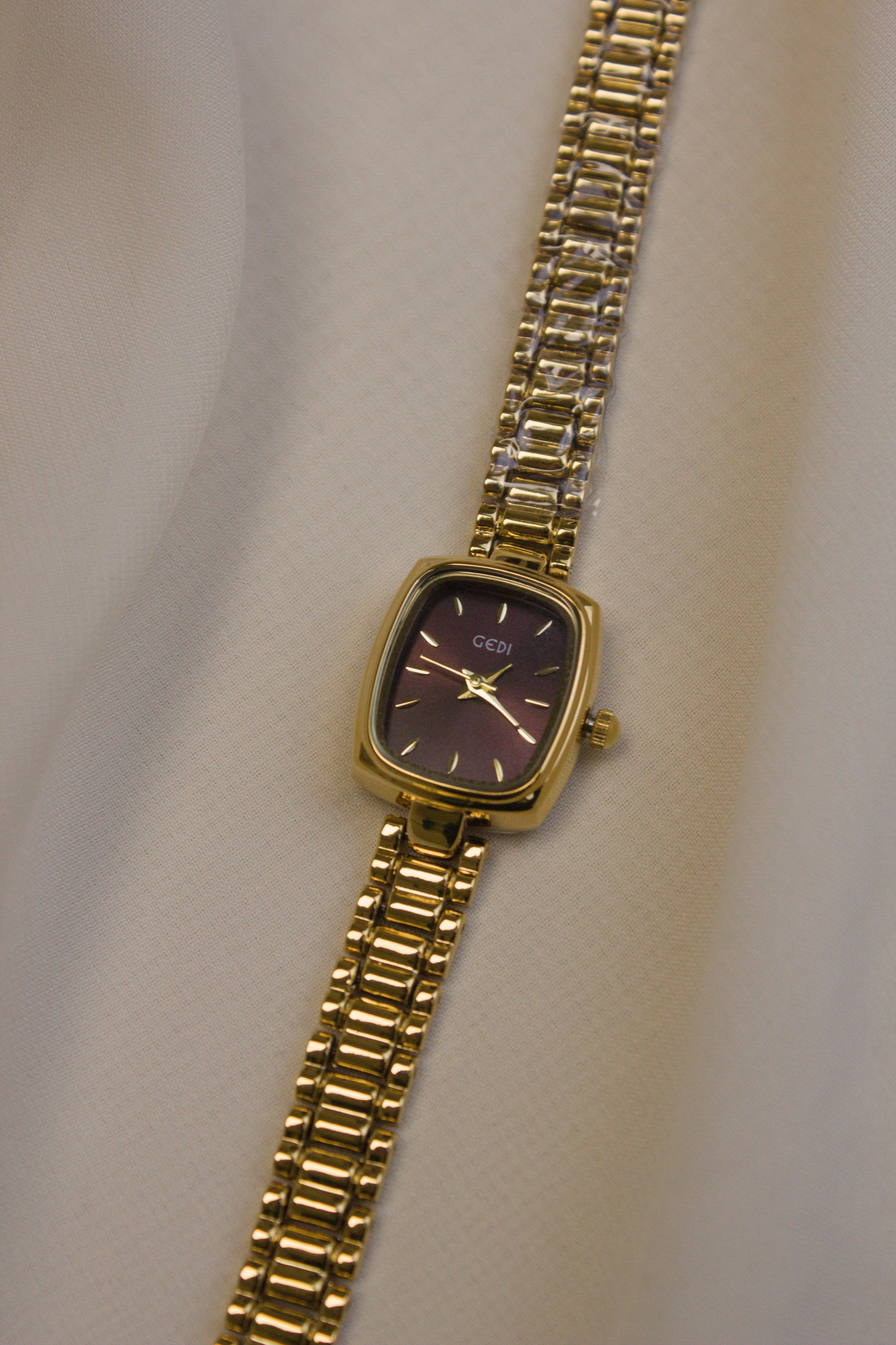 Gold Round Mother-of-Pearl Bar Watch (photo 6)