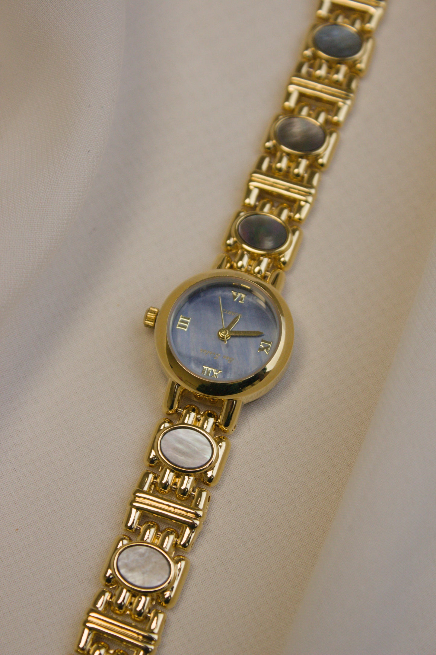 Gold Round Mother-of-Pearl Bar Watch (photo 10)
