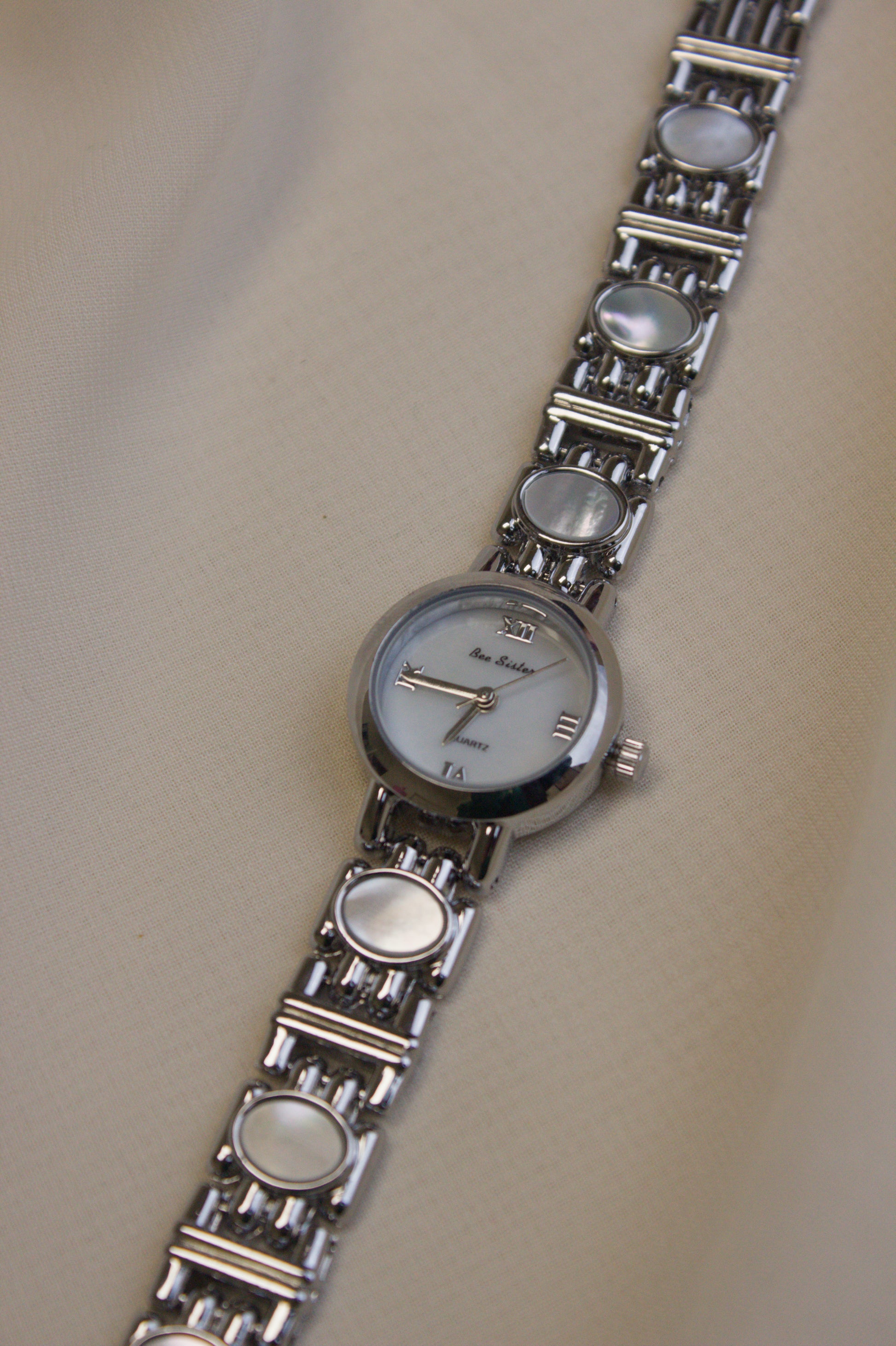 Gold Round Mother-of-Pearl Bar Watch (photo 14)