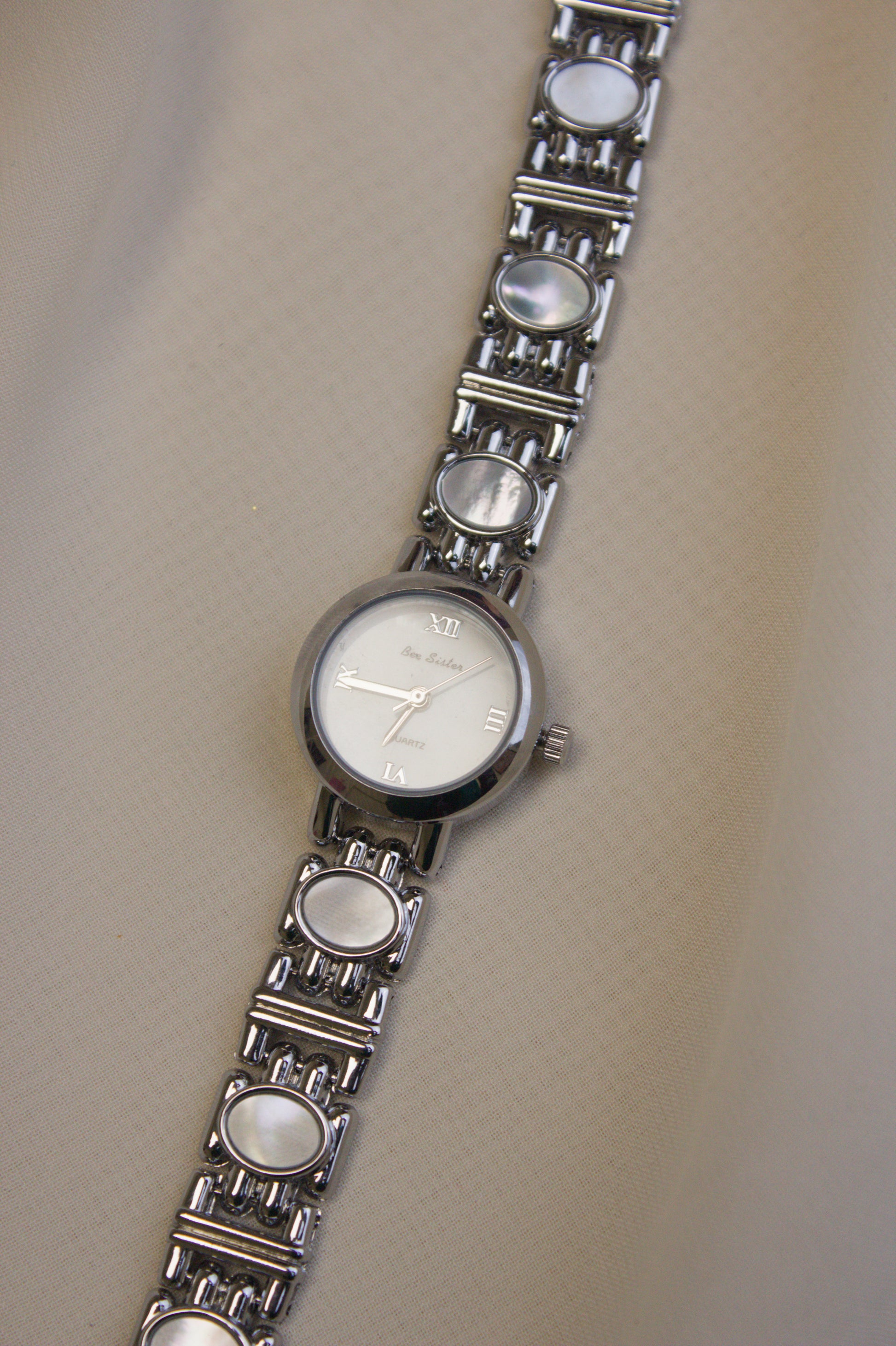 Gold Round Mother-of-Pearl Bar Watch (photo 15)