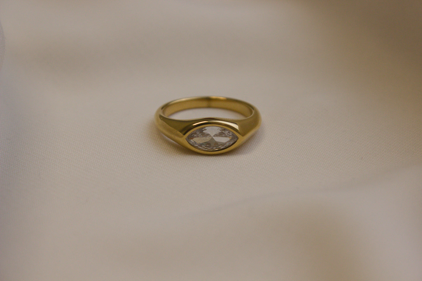Selena Ring White